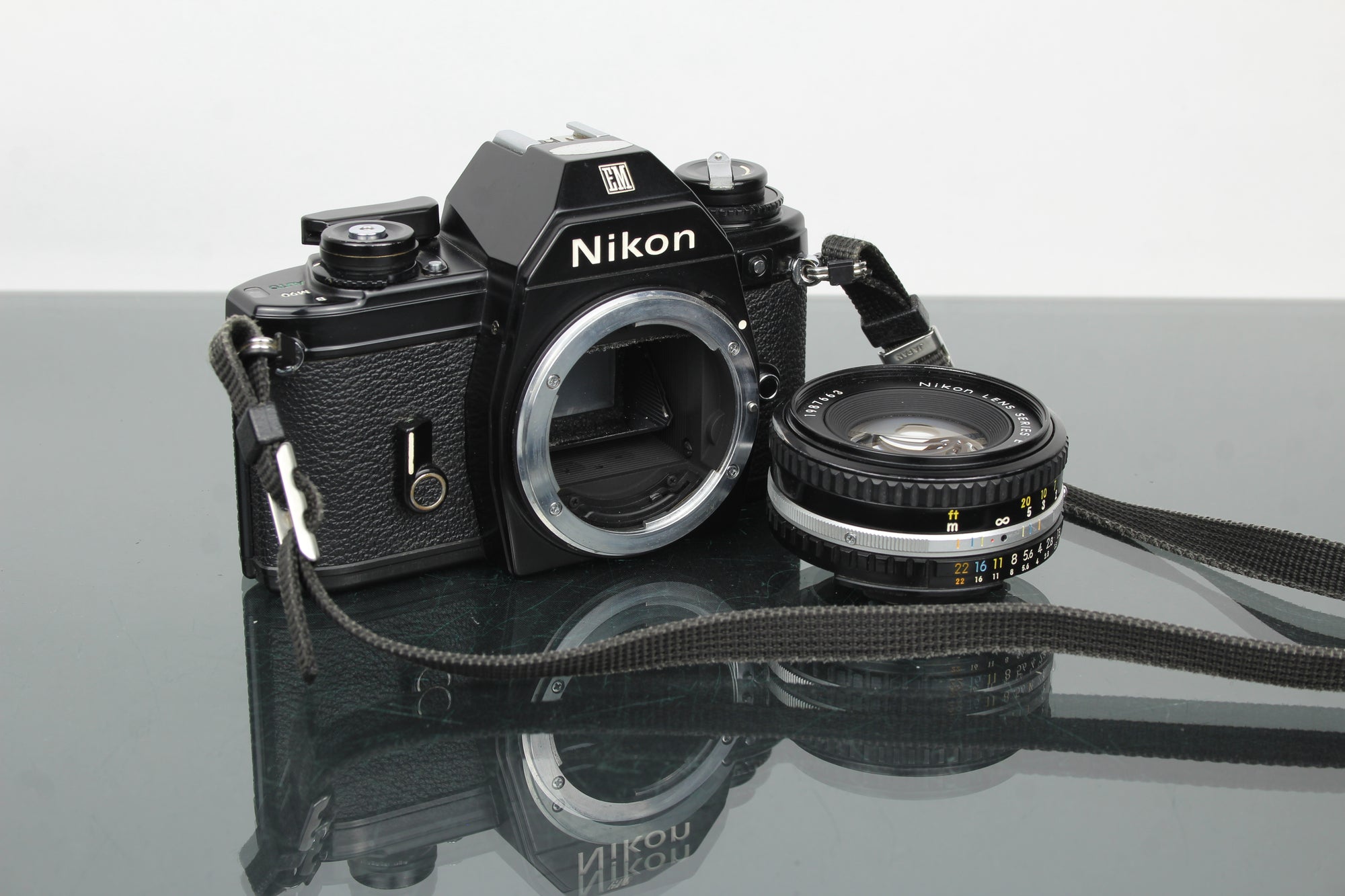 Nikon EM + objectif 50 mm 1:1.8 Series E