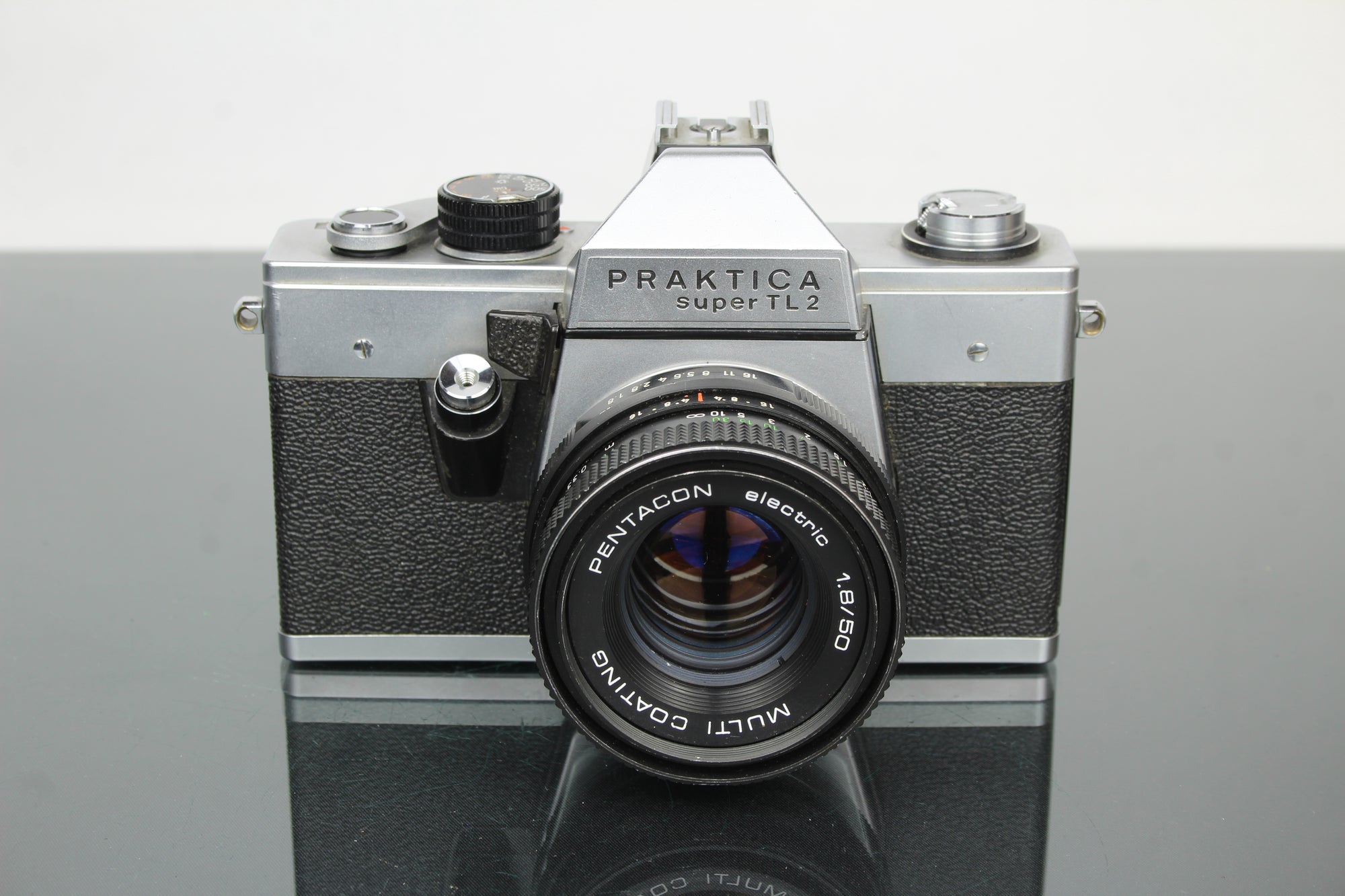 <tc>Praktica</tc> super TL2 + objectif Pentacon électrique 50mm 1.8 M42