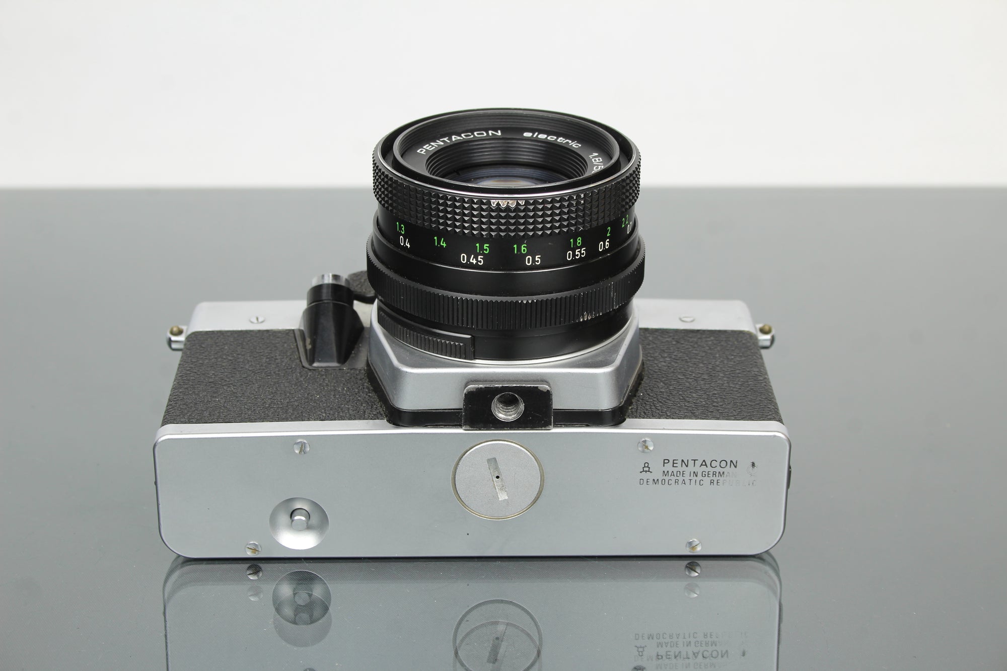 <tc>Praktica</tc> super TL2 + objectif Pentacon électrique 50mm 1.8 M42