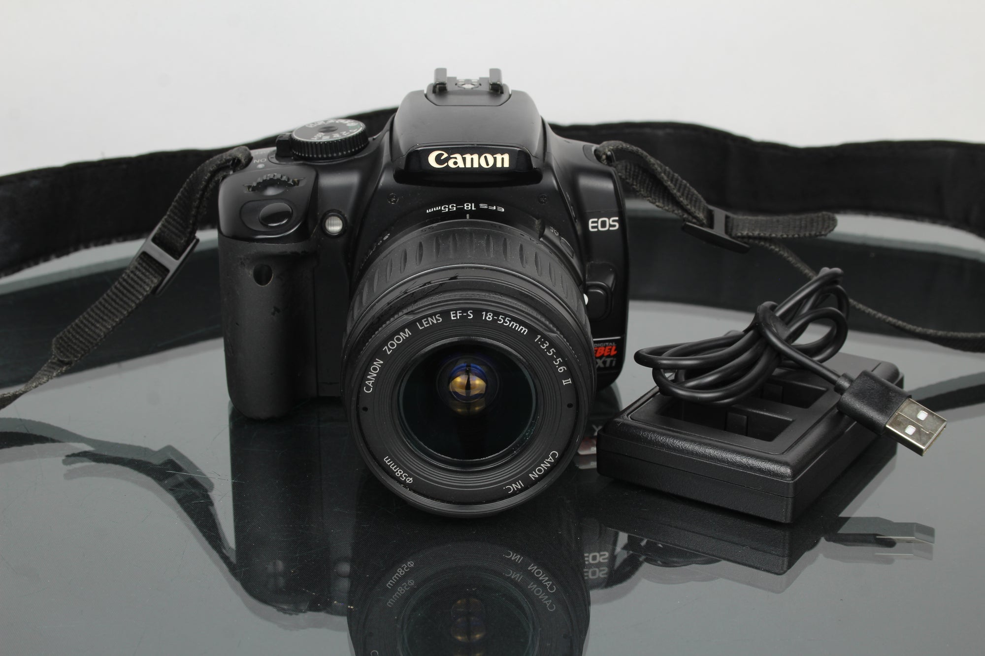 Canon EOS Rebel XTI + objectif Canon EF-S 18-55mm 1:3.5-5.6
