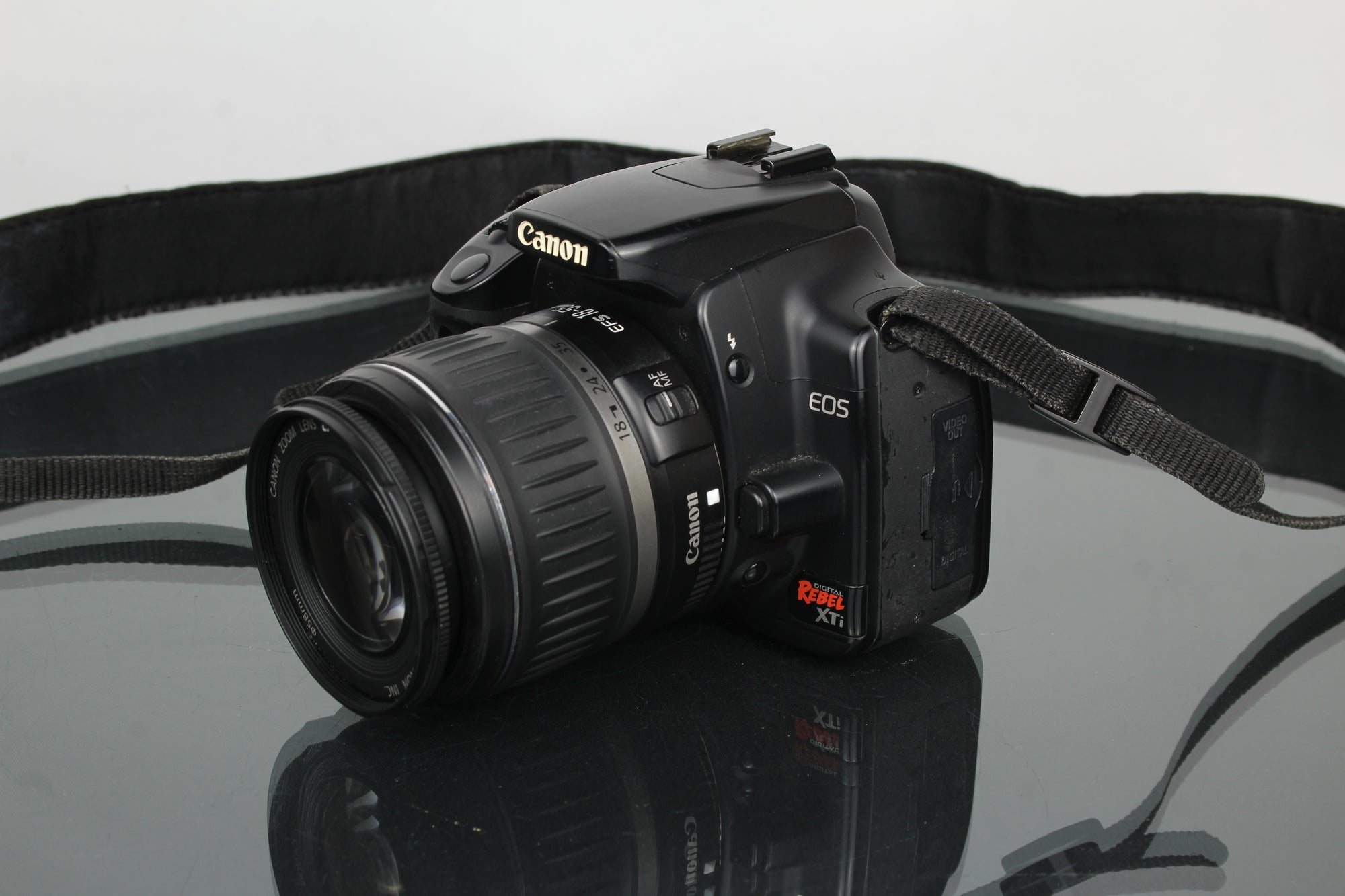 Canon EOS Rebel XTI + objectif Canon EF-S 18-55mm 1:3.5-5.6