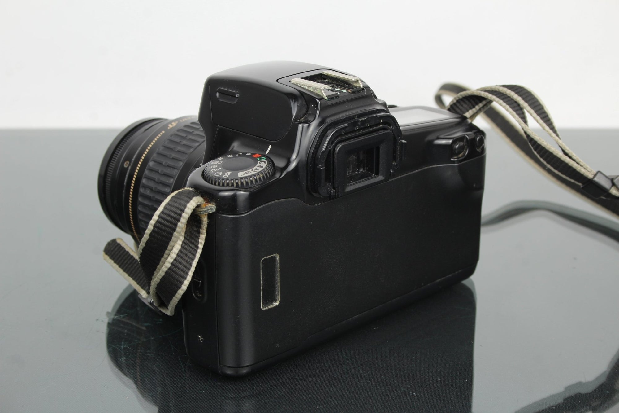 Canon EOS 1000f + 35 - 80mm 1:4 - 5.6 lens - Dutch|Thrift