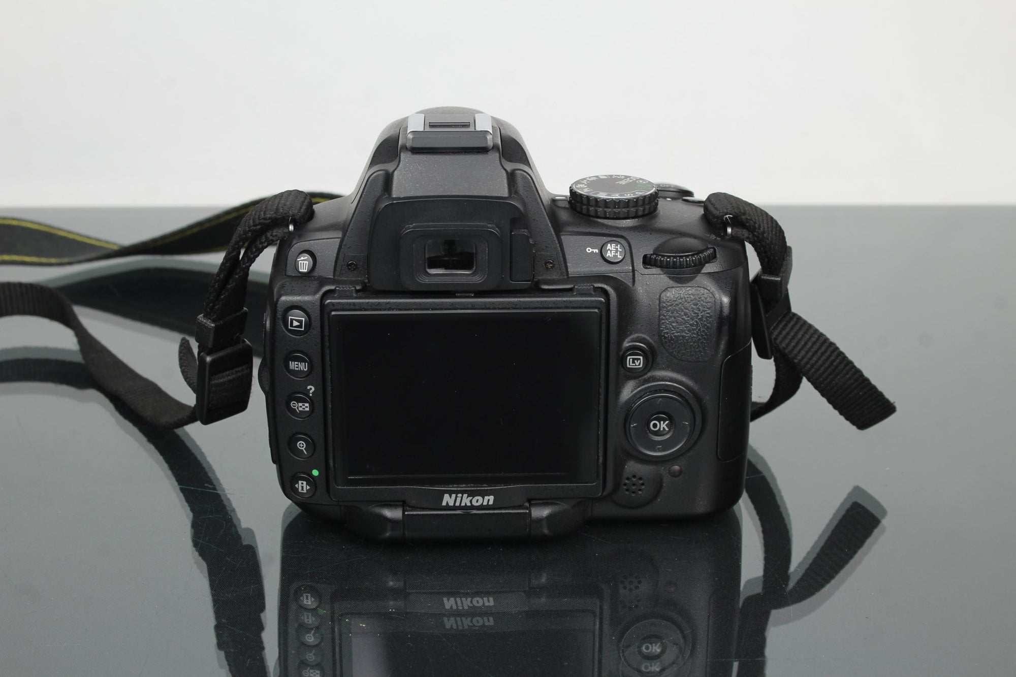 Nikon D5000 - Dutch|Thrift