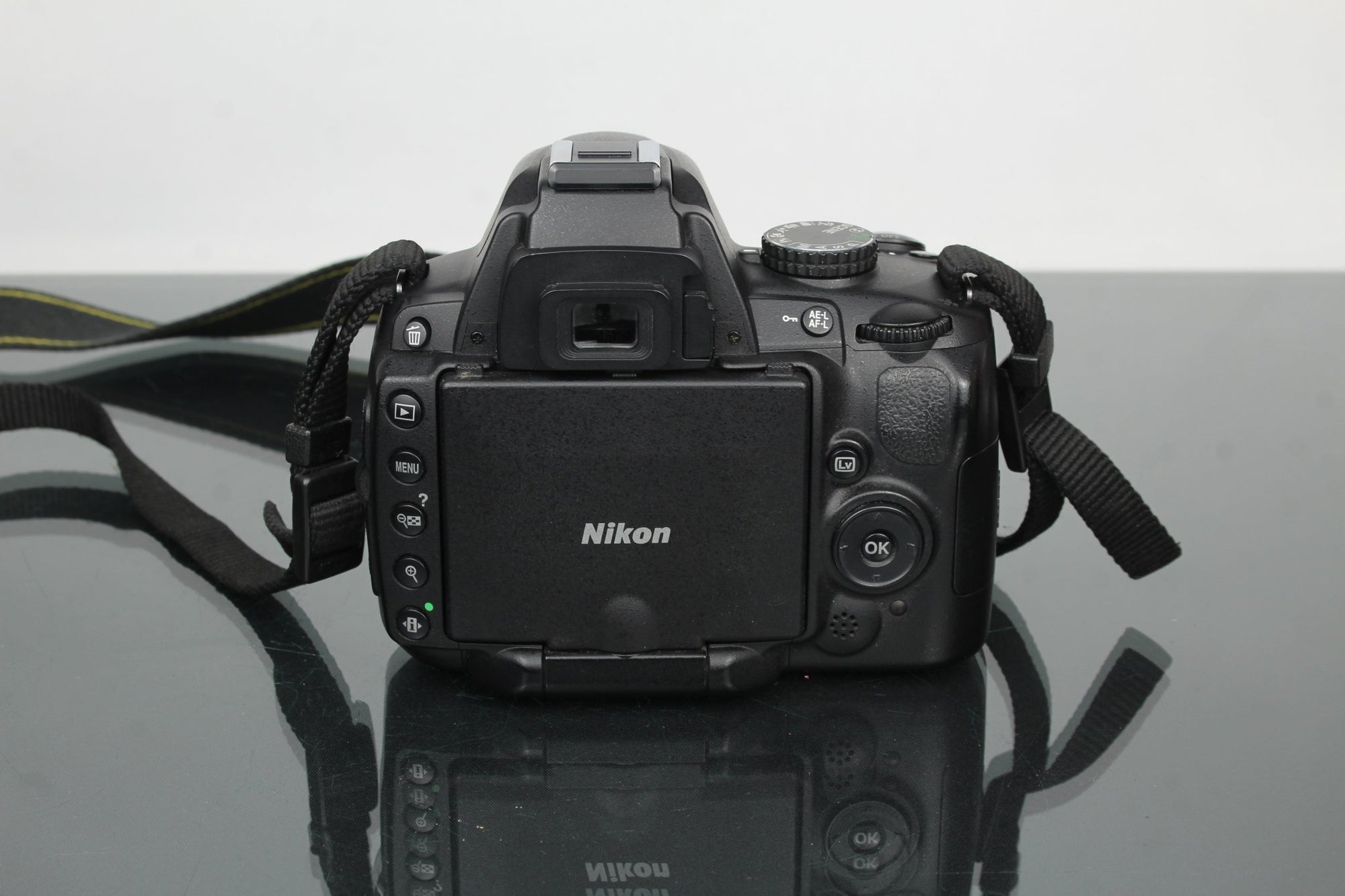 Nikon D5000 - Dutch|Thrift