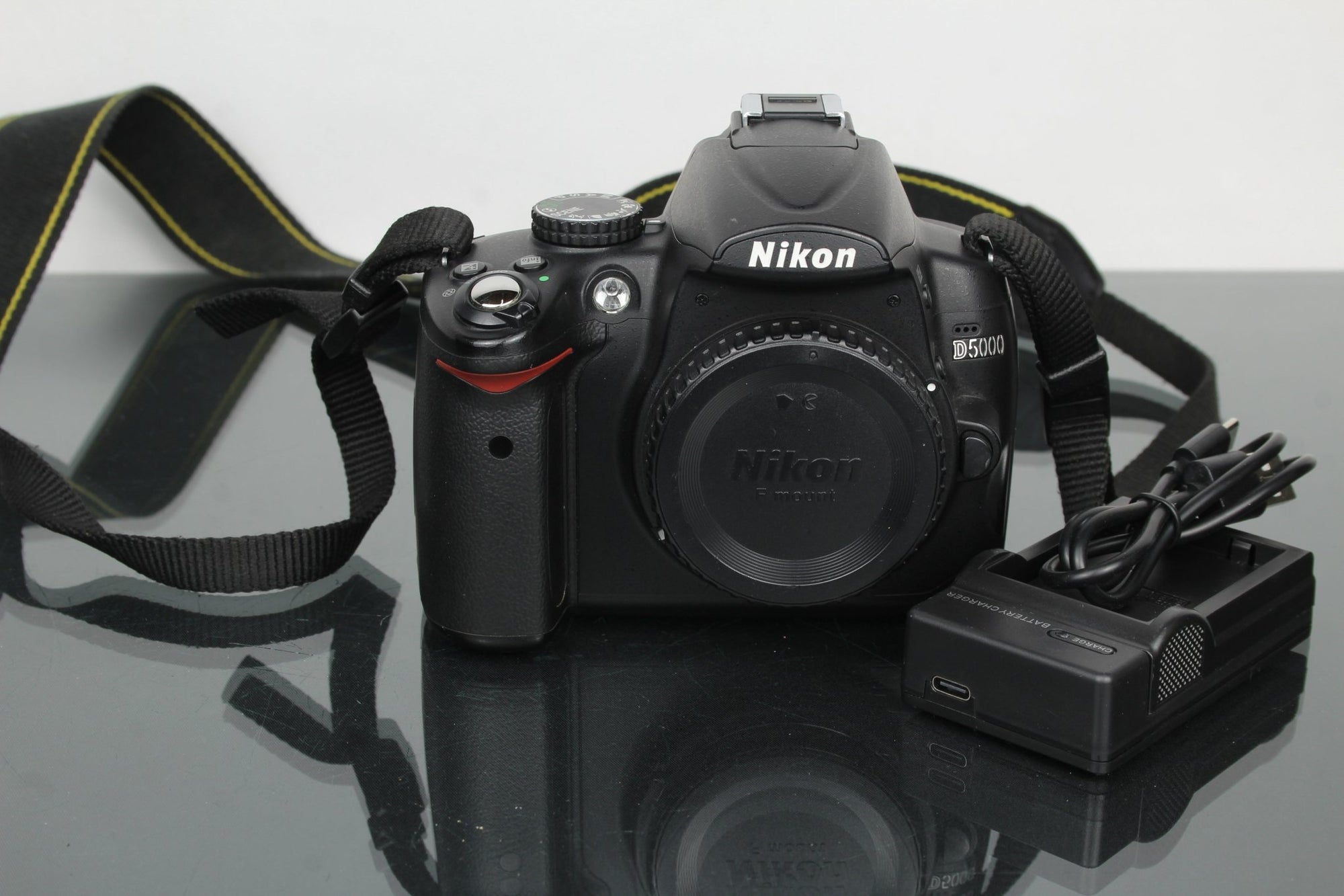Nikon D5000 - Dutch|Thrift
