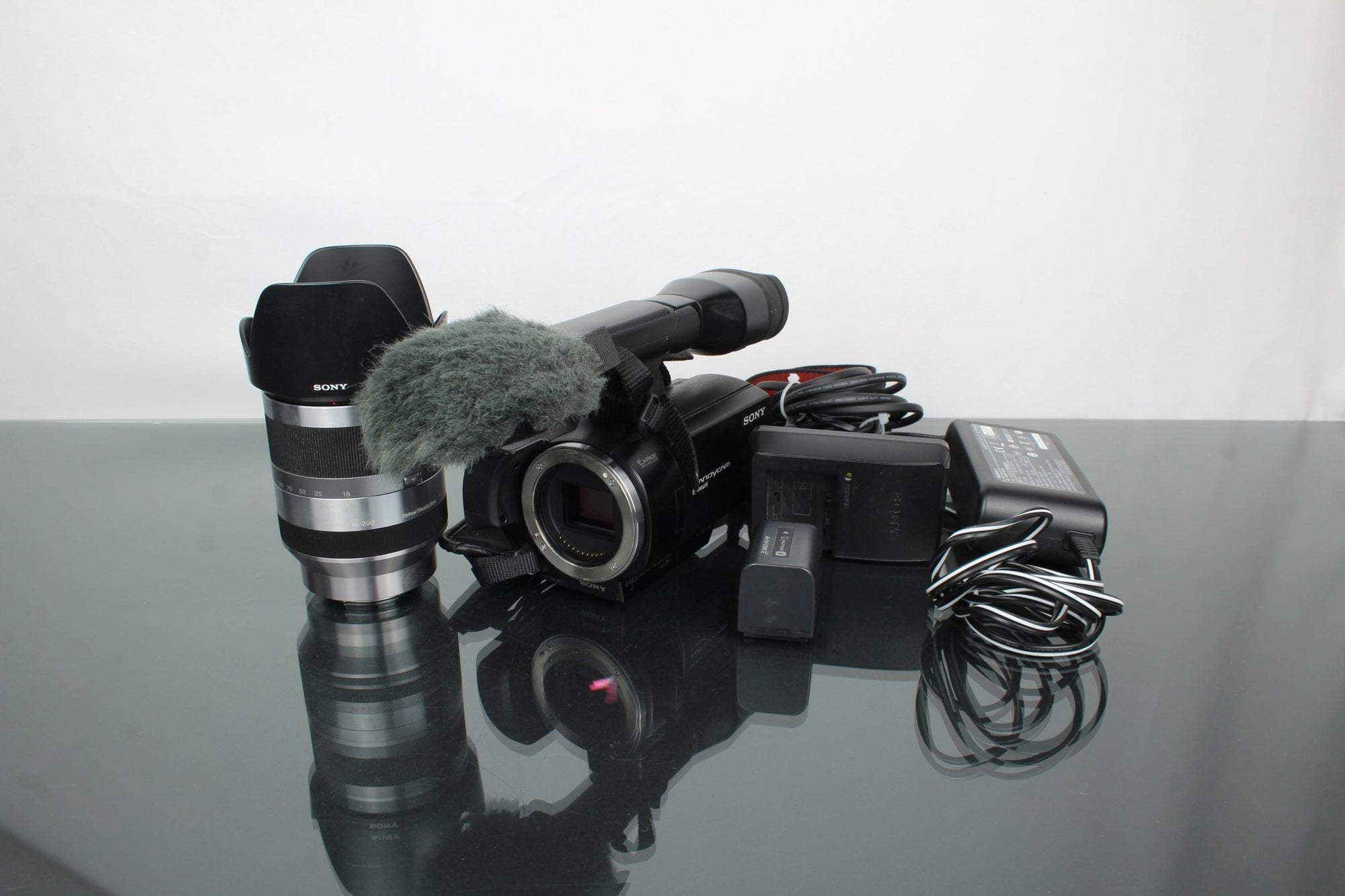 Sony Handycam NEX - VG10E + Sony lens SEL18200 3.5 - 6.3/18 - 200 - Dutch|Thrift