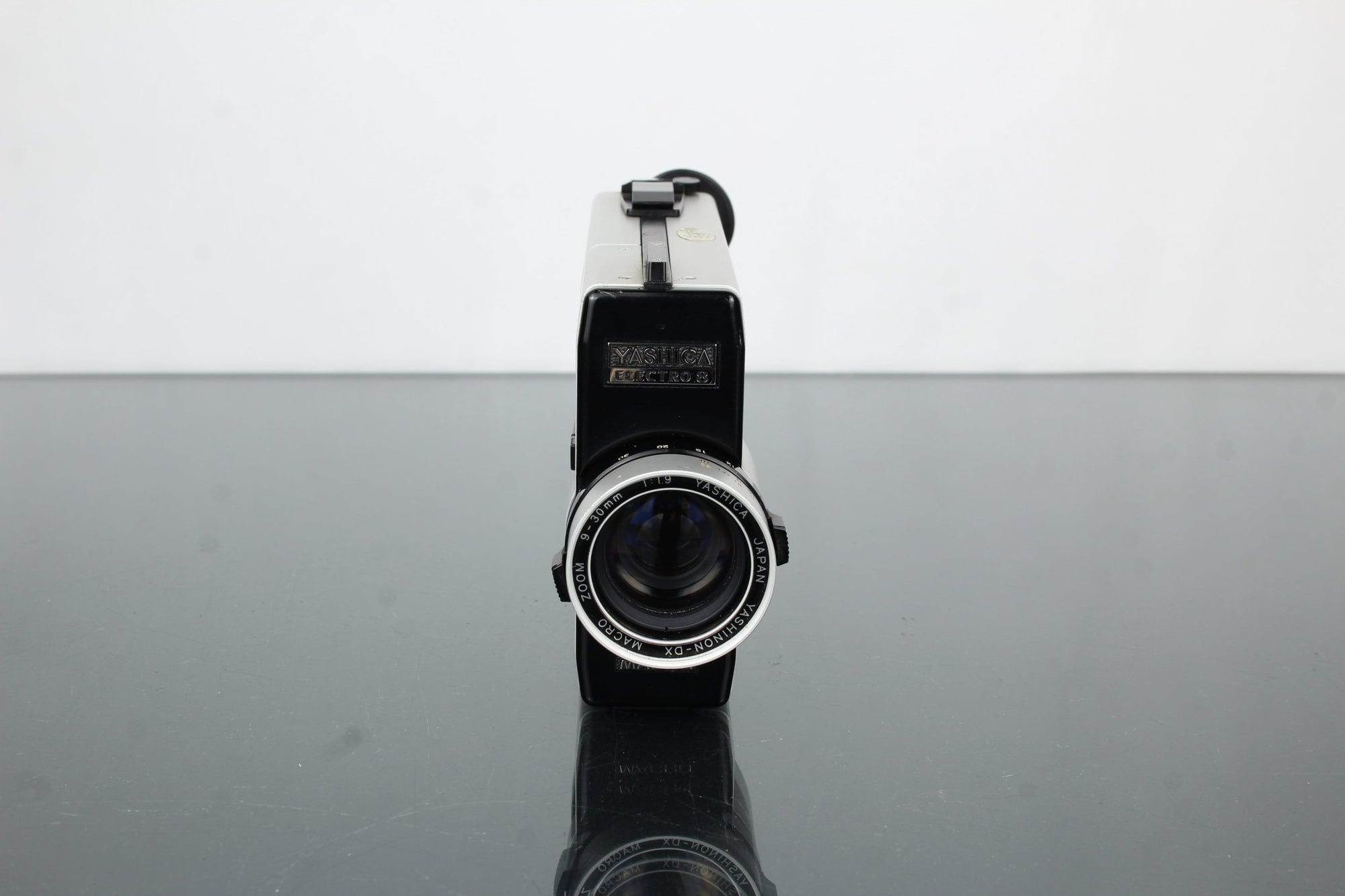 Yashica Electro 8 Macro Magnetic Release - Dutch|Thrift