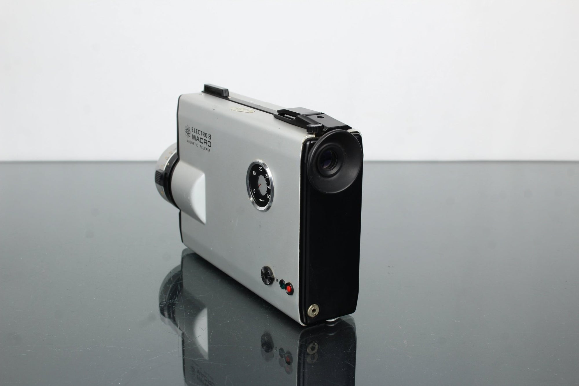 Yashica Electro 8 Macro Magnetic Release - Dutch|Thrift