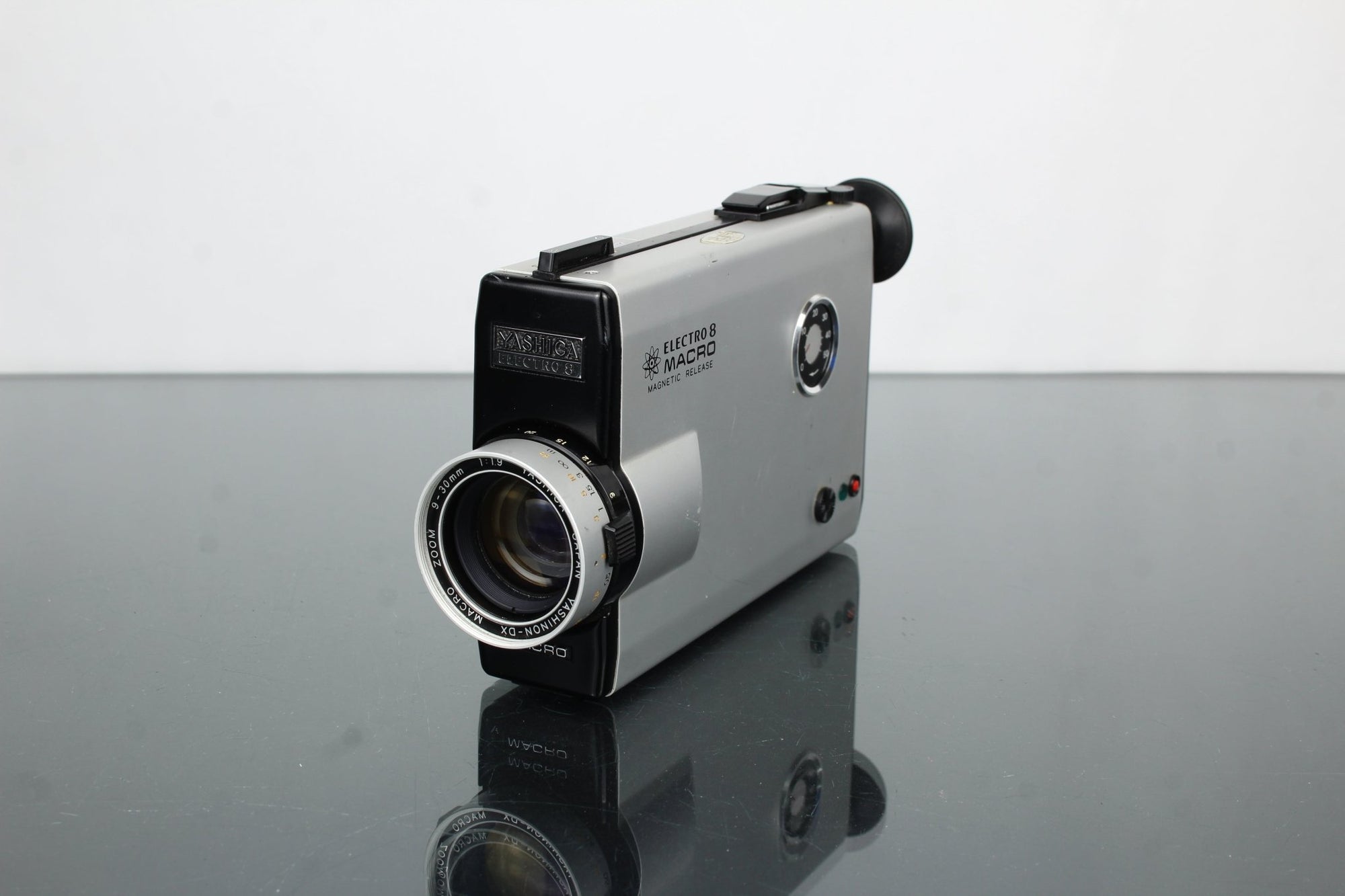 Yashica Electro 8 Macro Magnetic Release - Dutch|Thrift